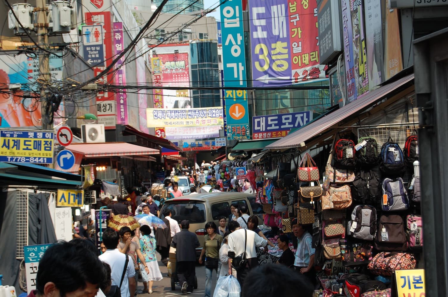 namdaemun-market-seoul-busy-shopping-street