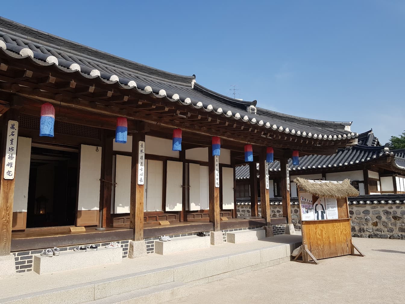 traditional-korean-house-namsan-hanok-village-architecture
