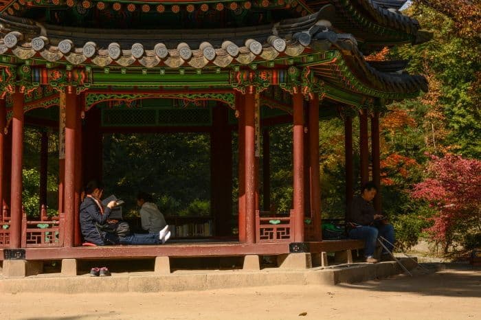 korean-traditional-pavilion-changdeokgung-palace-resting