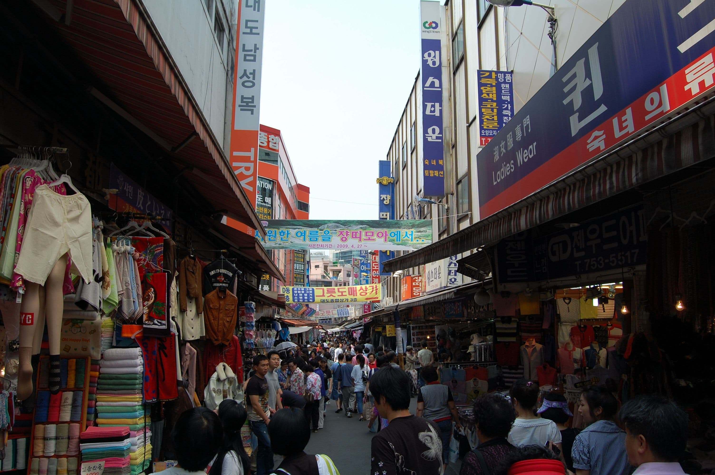 namdaemun-market-clothing-alley-seoul