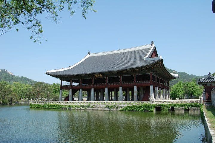 gyeongbokgung-palace-gyeonghoeru-pavilion-lake