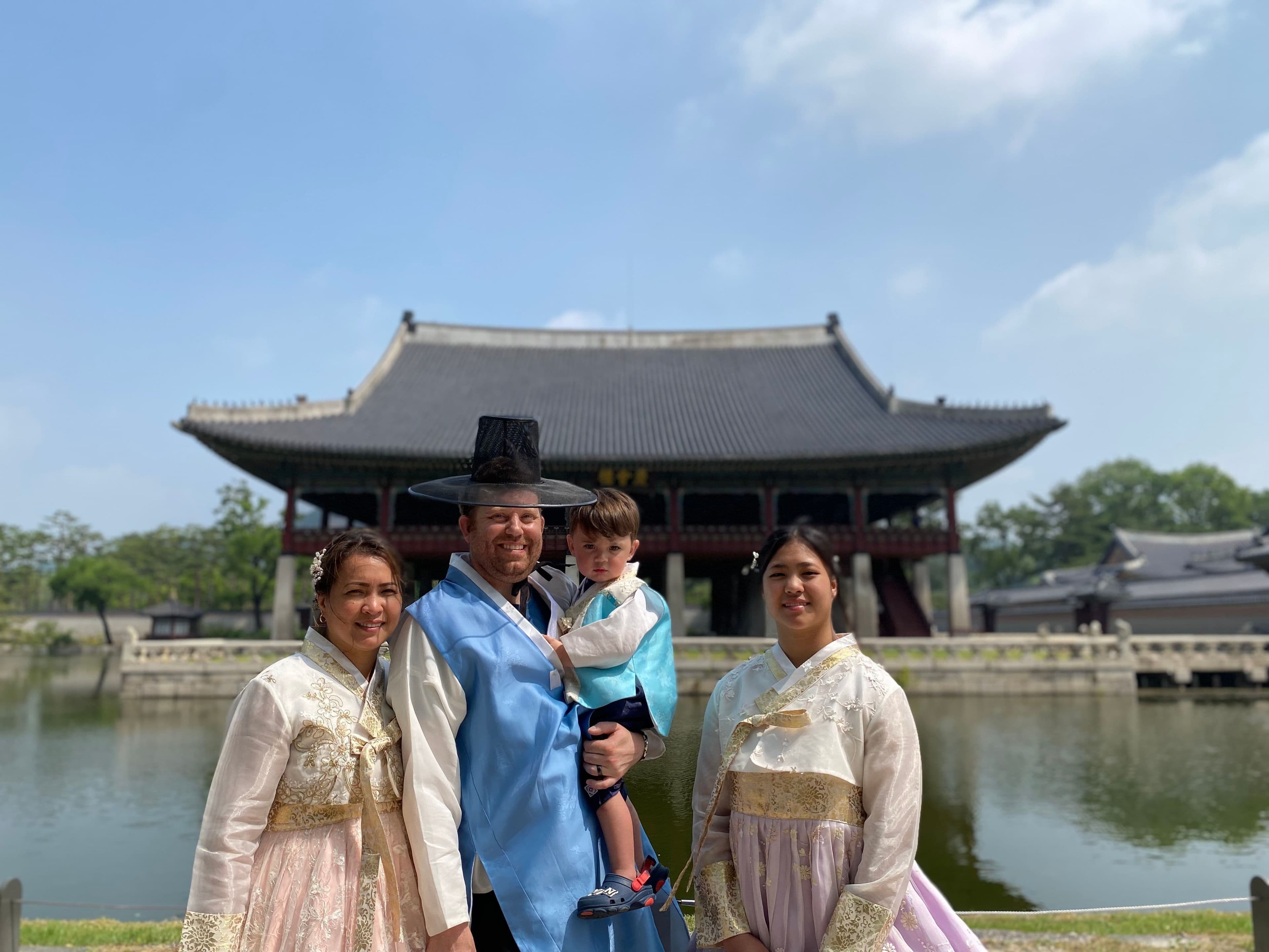 family-hanbok-experience-gyeongbokgung-palace-seoul