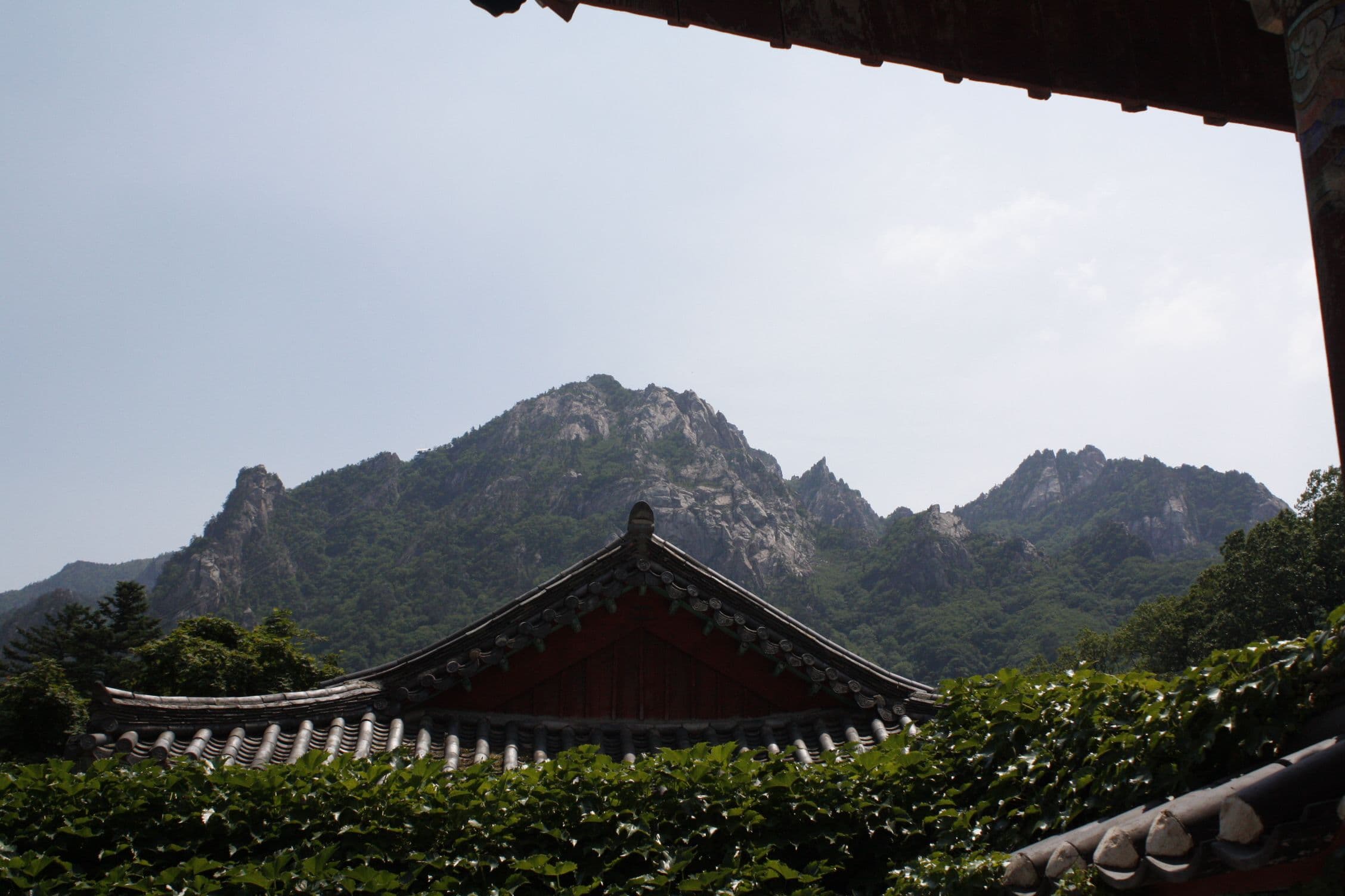 sinheungsa-temple-roof-seoraksan-mountain-background