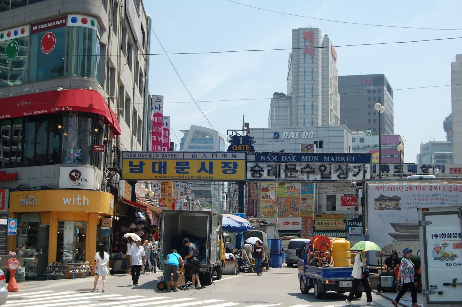 namdaemun-market-entrance-gate-seoul-shopping-tour